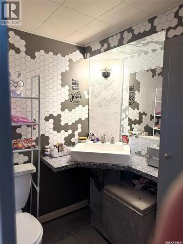 1515 2Nd Street, Estevan, SK - Indoor Photo Showing Bathroom