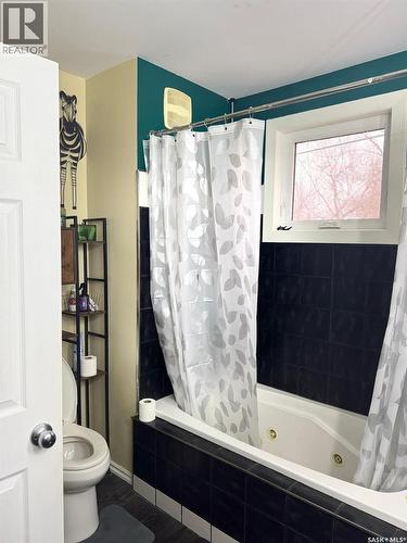 1515 2Nd Street, Estevan, SK - Indoor Photo Showing Bathroom