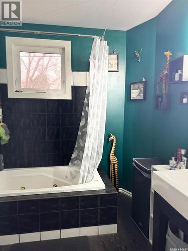 1515 2Nd Street, Estevan, SK - Indoor Photo Showing Bathroom