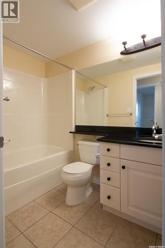 238 623 Saskatchewan Crescent W, Saskatoon, SK - Indoor Photo Showing Bathroom
