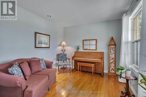 1787 Moncrief Line, Cavan Monaghan, ON - Indoor Photo Showing Living Room