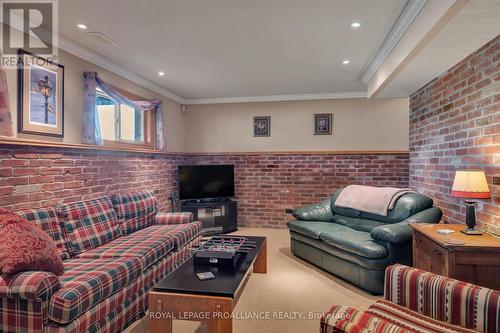 1787 Moncrief Line, Cavan Monaghan, ON - Indoor Photo Showing Living Room