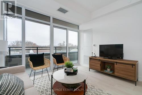404 - 1285 Queen Street E, Toronto, ON - Indoor Photo Showing Living Room