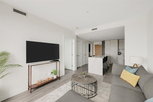 2002-777 Herald St, Victoria, BC - Indoor Photo Showing Living Room