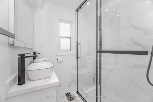285 Charlton Avenue W, Hamilton, ON - Indoor Photo Showing Bathroom