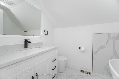 285 Charlton Avenue W, Hamilton, ON - Indoor Photo Showing Bathroom