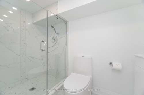 285 Charlton Avenue W, Hamilton, ON - Indoor Photo Showing Bathroom