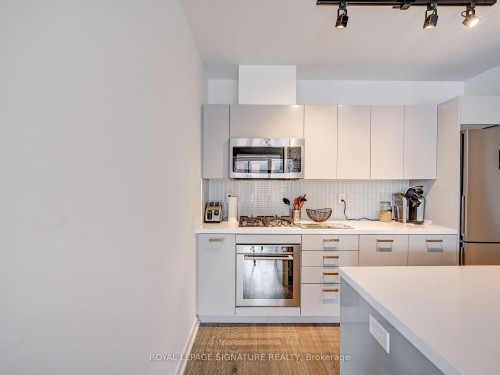 Ph18-39 Brant Street, Toronto, ON - Indoor Photo Showing Kitchen