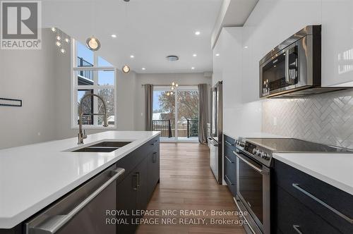 13 - 1465 Station Street, Pelham (Fonthill), ON - Indoor Photo Showing Kitchen With Stainless Steel Kitchen With Double Sink With Upgraded Kitchen