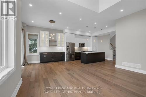 13 - 1465 Station Street, Pelham (Fonthill), ON - Indoor Photo Showing Kitchen With Upgraded Kitchen