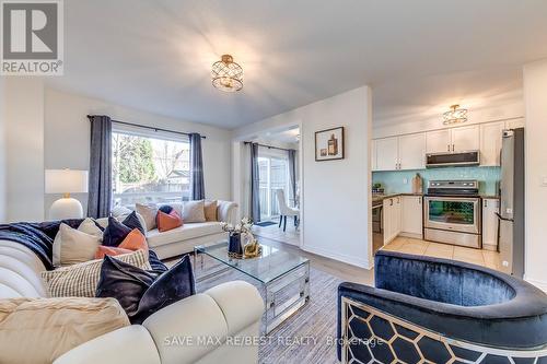 67 Golden Iris Crescent, Hamilton, ON - Indoor Photo Showing Living Room