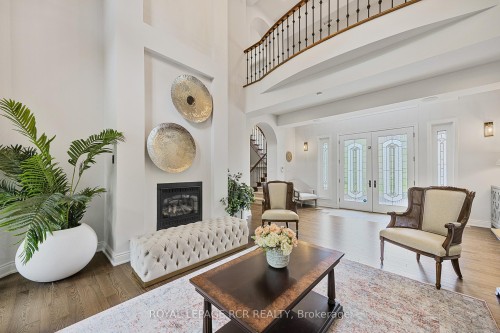 12 Deer Run, Uxbridge, ON - Indoor Photo Showing Living Room With Fireplace