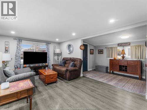 42 Wilder Drive South, Lakeshore, ON - Indoor Photo Showing Living Room