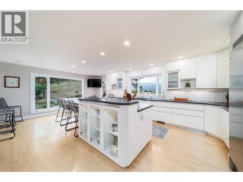 2760 Dry Valley Road, Kelowna, BC - Indoor Photo Showing Kitchen