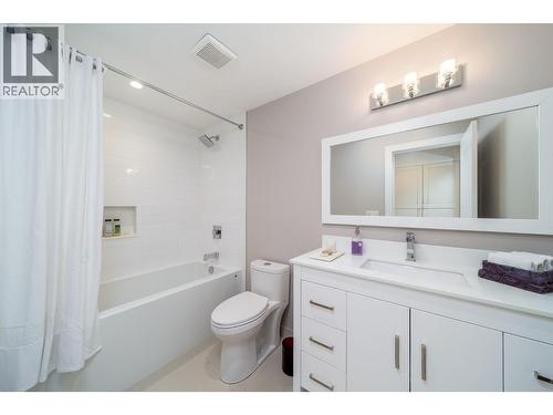 2760 Dry Valley Road, Kelowna, BC - Indoor Photo Showing Bathroom