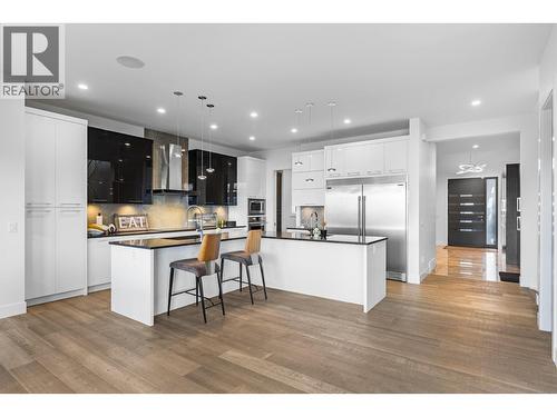 1068 Clarance Avenue, Kelowna, BC - Indoor Photo Showing Kitchen With Upgraded Kitchen