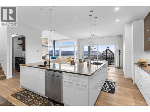 1068 Clarance Avenue, Kelowna, BC - Indoor Photo Showing Kitchen With Upgraded Kitchen