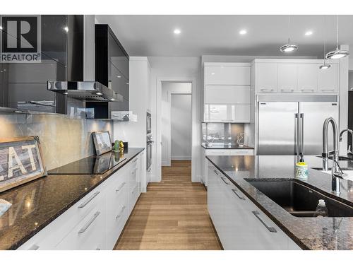 1068 Clarance Avenue, Kelowna, BC - Indoor Photo Showing Kitchen With Double Sink With Upgraded Kitchen