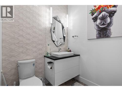 powder - 1068 Clarance Avenue, Kelowna, BC - Indoor Photo Showing Bathroom