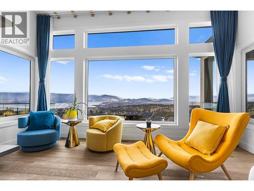 1068 Clarance Avenue, Kelowna, BC - Indoor Photo Showing Living Room