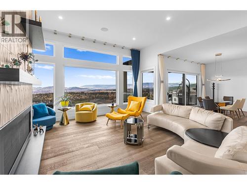 1068 Clarance Avenue, Kelowna, BC - Indoor Photo Showing Living Room