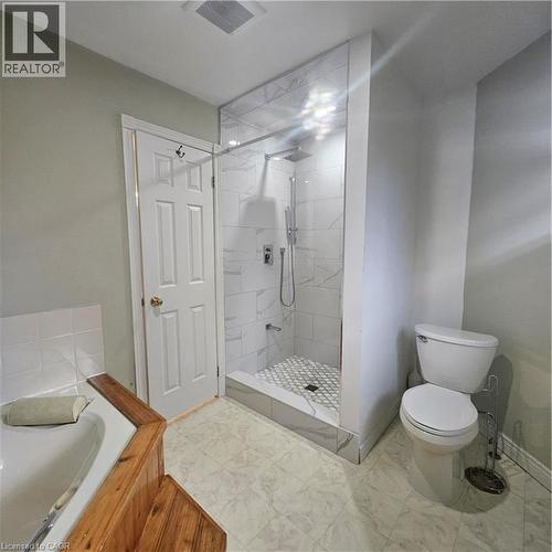 Bathroom featuring tiled shower and toilet - 115 Cranston Avenue, Cambridge, ON - Indoor Photo Showing Bathroom