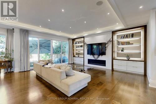 276 Strathallan Wood, Toronto, ON - Indoor Photo Showing Living Room
