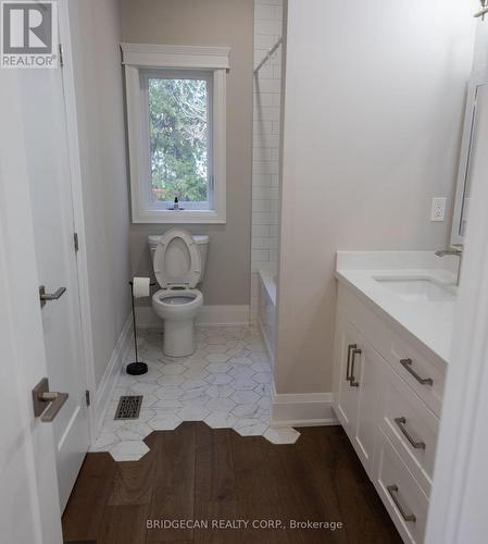 75 Robinson Road, Cambridge, ON - Indoor Photo Showing Bathroom
