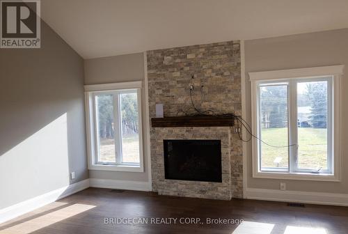 75 Robinson Road, Cambridge, ON - Indoor Photo Showing Living Room With Fireplace