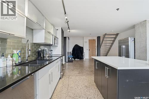 429 120 23Rd Street E, Saskatoon, SK - Indoor Photo Showing Kitchen With Double Sink
