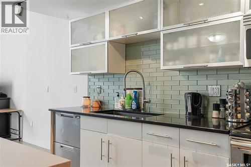 429 120 23Rd Street E, Saskatoon, SK - Indoor Photo Showing Kitchen With Double Sink With Upgraded Kitchen