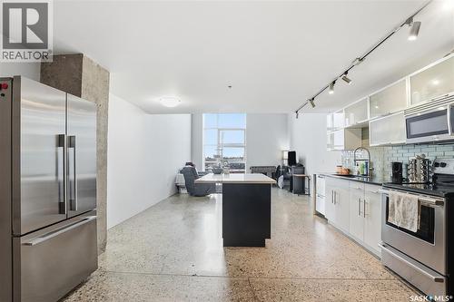 429 120 23Rd Street E, Saskatoon, SK - Indoor Photo Showing Kitchen With Upgraded Kitchen