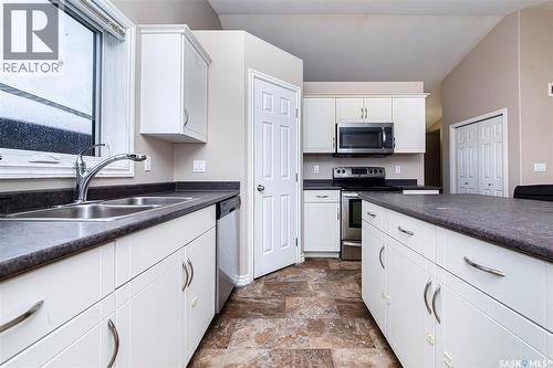 211 Mccallum Way, Saskatoon, SK - Indoor Photo Showing Kitchen With Double Sink