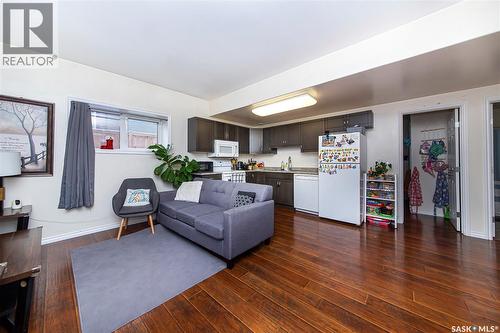 211 Mccallum Way, Saskatoon, SK - Indoor Photo Showing Living Room