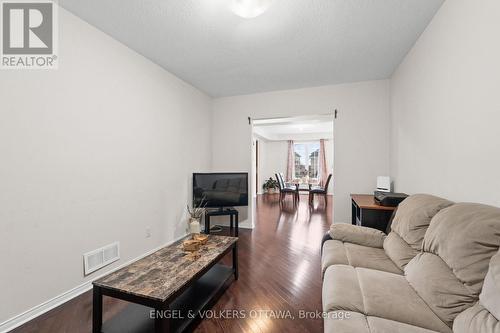 167 Chenoa Way, Ottawa, ON - Indoor Photo Showing Living Room