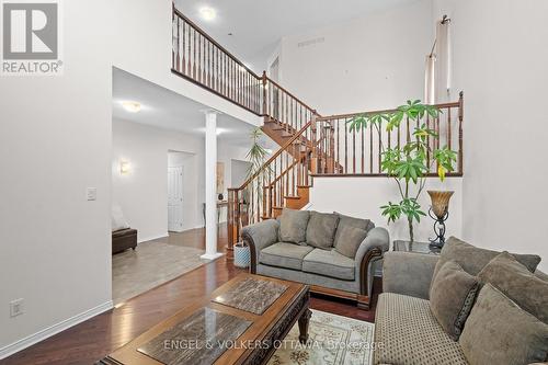 167 Chenoa Way, Ottawa, ON - Indoor Photo Showing Living Room