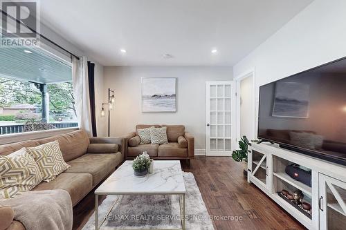 1924 Balsam Avenue, Mississauga, ON - Indoor Photo Showing Living Room