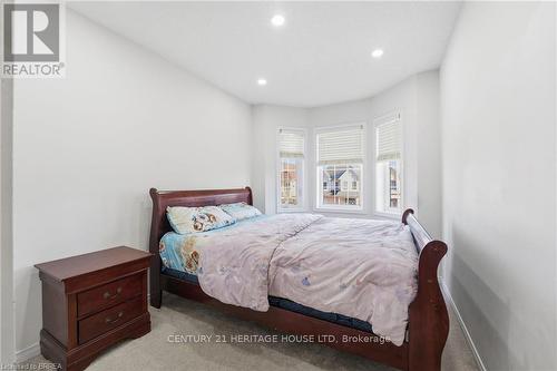 29 Arnold Marshall Boulevard, Haldimand, ON - Indoor Photo Showing Bedroom