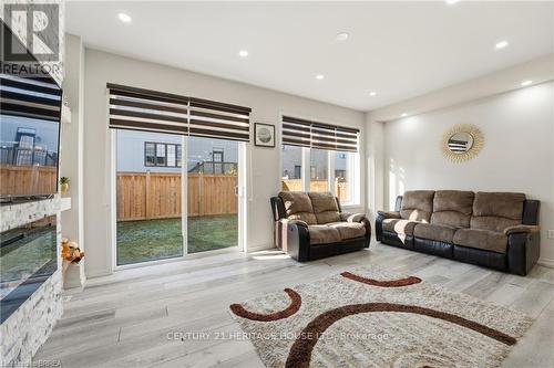 29 Arnold Marshall Boulevard, Haldimand, ON - Indoor Photo Showing Living Room With Fireplace