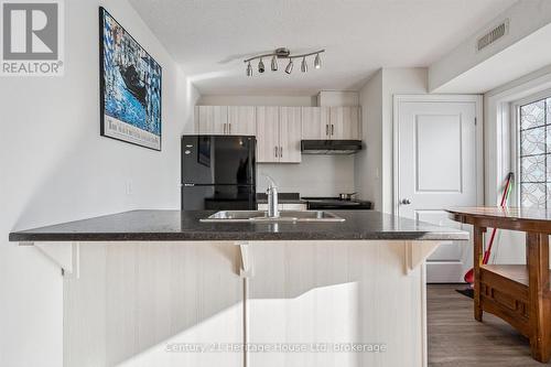 207 - 7 Cityview Drive S, Guelph (Grange Road), ON - Indoor Photo Showing Kitchen