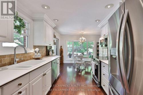 3555 Kingbird Court, Mississauga, ON - Indoor Photo Showing Kitchen With Upgraded Kitchen