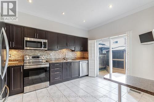 3601 Bala Drive, Mississauga, ON - Indoor Photo Showing Kitchen With Upgraded Kitchen