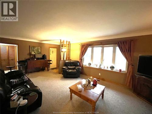 987 County Rd 31, Lakeshore, ON - Indoor Photo Showing Living Room