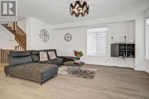 Living Room - 28 Mendoza Way, Ottawa, ON - Indoor Photo Showing Living Room