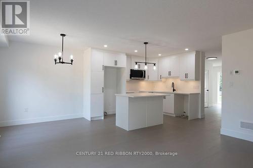 122 Burns Street, Strathroy-Caradoc (Sw), ON - Indoor Photo Showing Kitchen