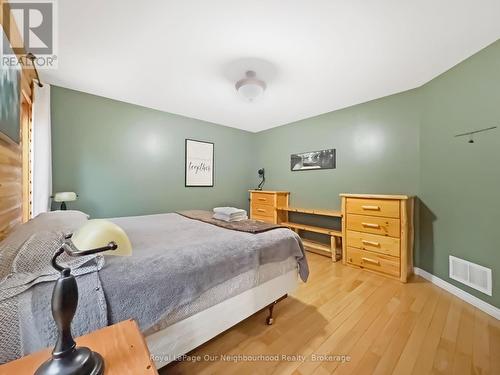 1040 Ski Ridge Trail, Dysart Et Al (Guilford), ON - Indoor Photo Showing Bedroom