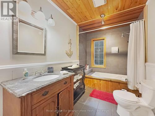 1040 Ski Ridge Trail, Dysart Et Al (Guilford), ON - Indoor Photo Showing Bathroom