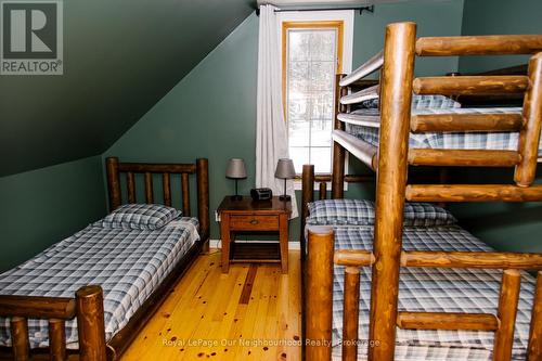 1040 Ski Ridge Trail, Dysart Et Al (Guilford), ON - Indoor Photo Showing Bedroom