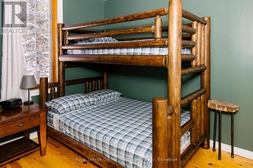 1040 Ski Ridge Trail, Dysart Et Al (Guilford), ON - Indoor Photo Showing Bedroom