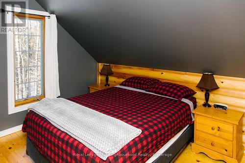 1040 Ski Ridge Trail, Dysart Et Al (Guilford), ON - Indoor Photo Showing Bedroom